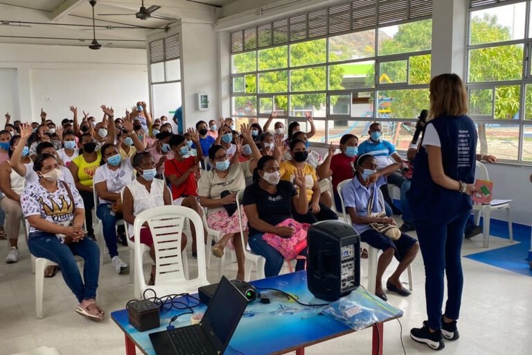 110 padres de familia capacitados contra violencia intrafamiliar y drogas