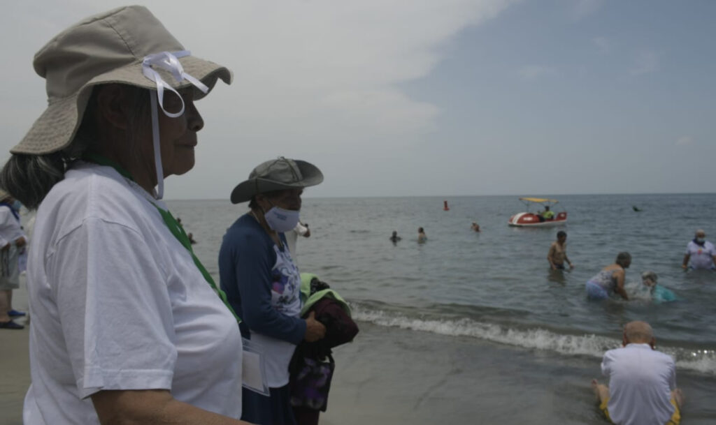 Abuelitos conociendo el mar en Santa Marta