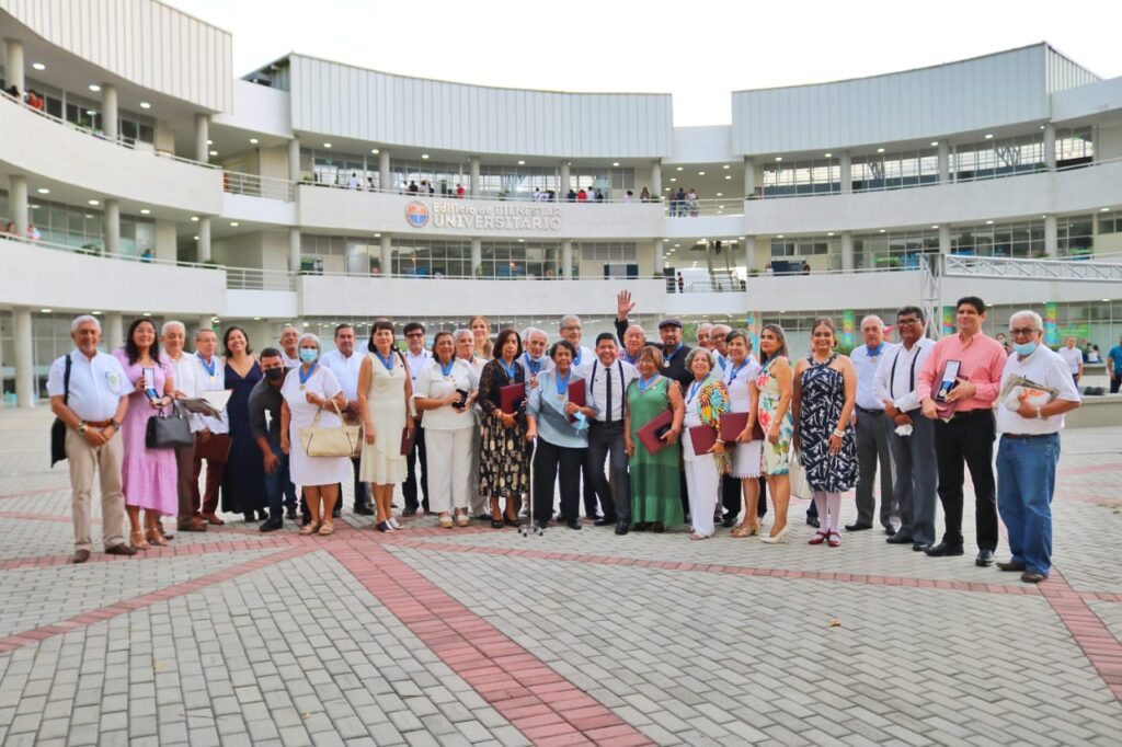 Encuentro de los primeros graduados