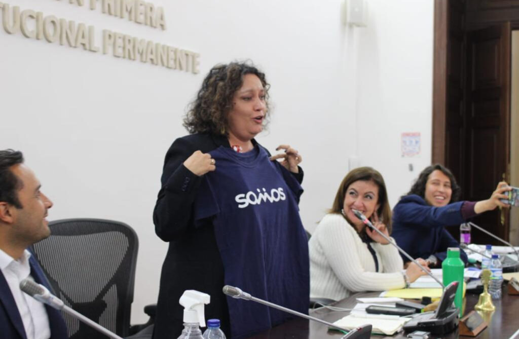 La Senadora Angelica Lozano con la camiseta del Movimiento Somos