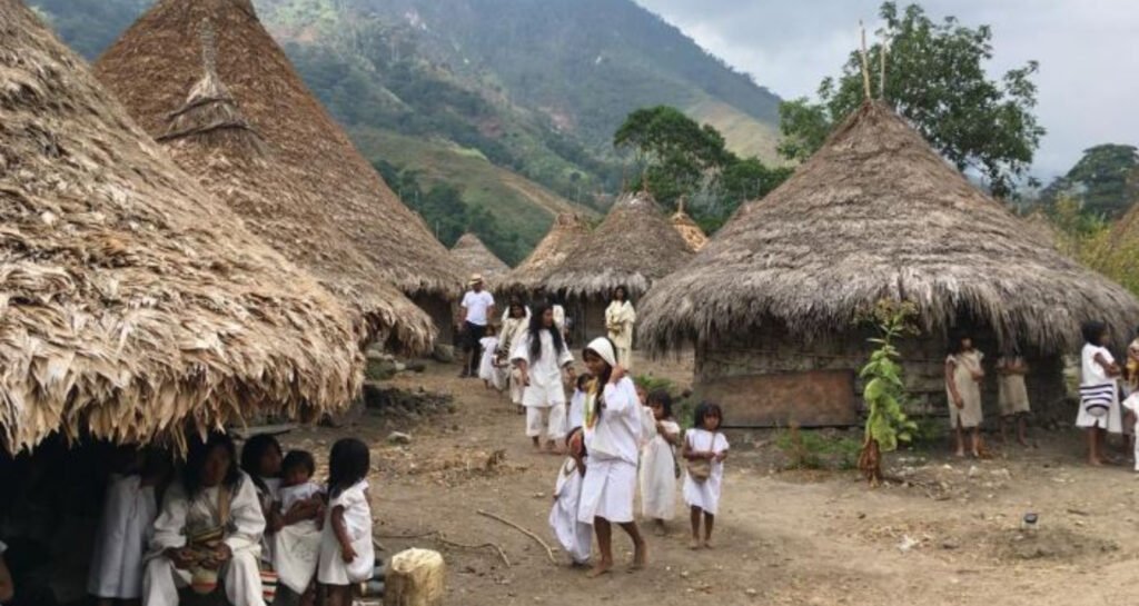 Para que no mueran de hambre, indígenas de la Sierra regalan a sus hijos