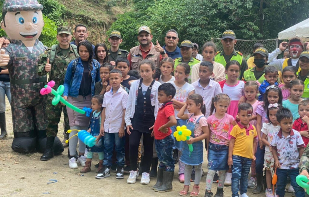 el ejercito nacional brindo entretenimiento y recreacion a los ninos de esta zona