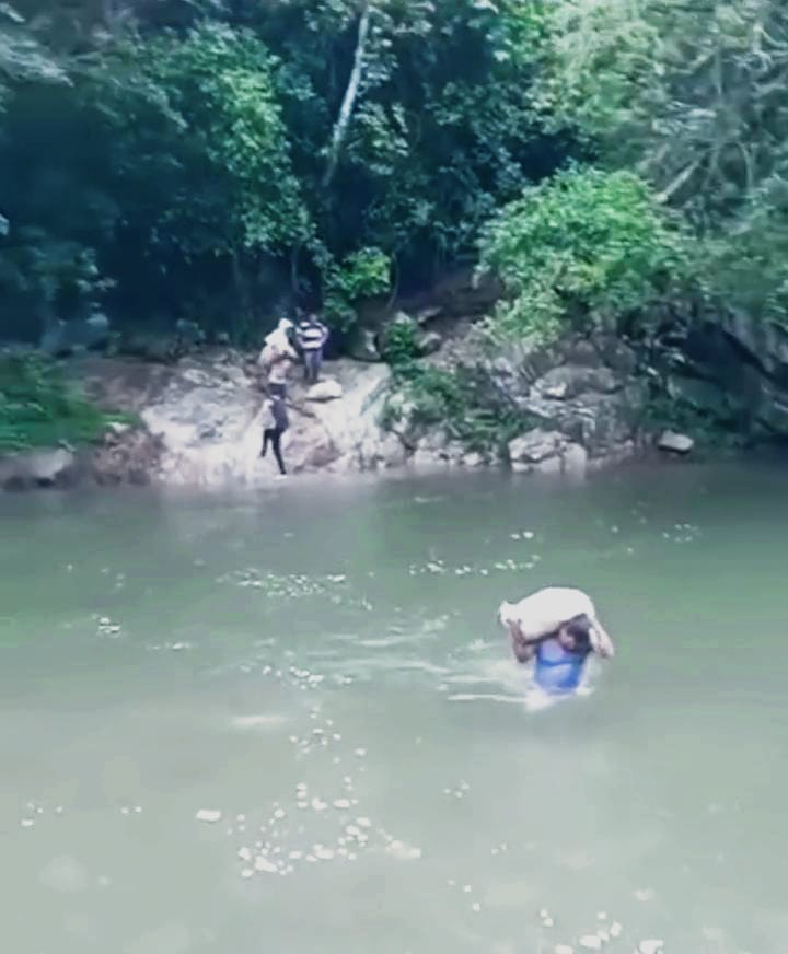 hombre atravesando el rio Gallinas por puente caido en zona ruarl del municipio de Cienaga