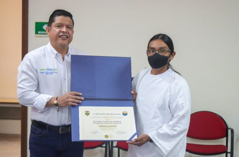 Virgilio Gil, el docente kogui que recibe la segunda ‘Beca Sierra Nevada’