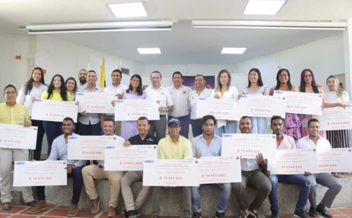 Entregan recursos a 17 emprendedores