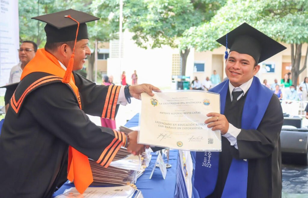 ¡Todo un ejemplo! De mototaxista a Licenciado de Unimagdalena
