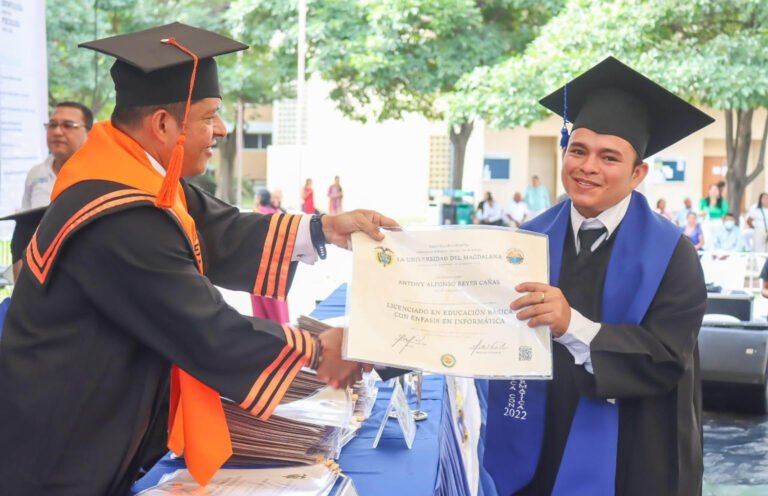 ¡Todo un ejemplo! De mototaxista a Licenciado de Unimagdalena