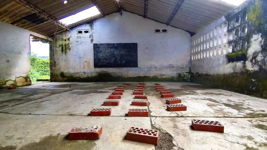 31 estudiantes rurales de Ciénaga reciben clases sentados en adoquines