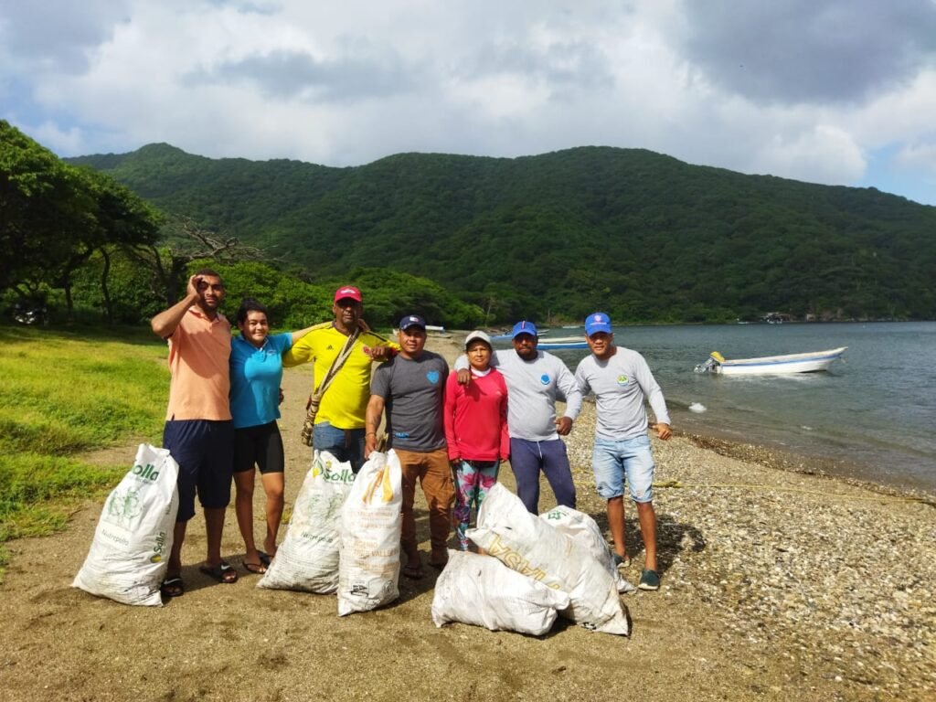 De pescadores a prestadores de servicios ecoturísticos en Bahía Gayraca