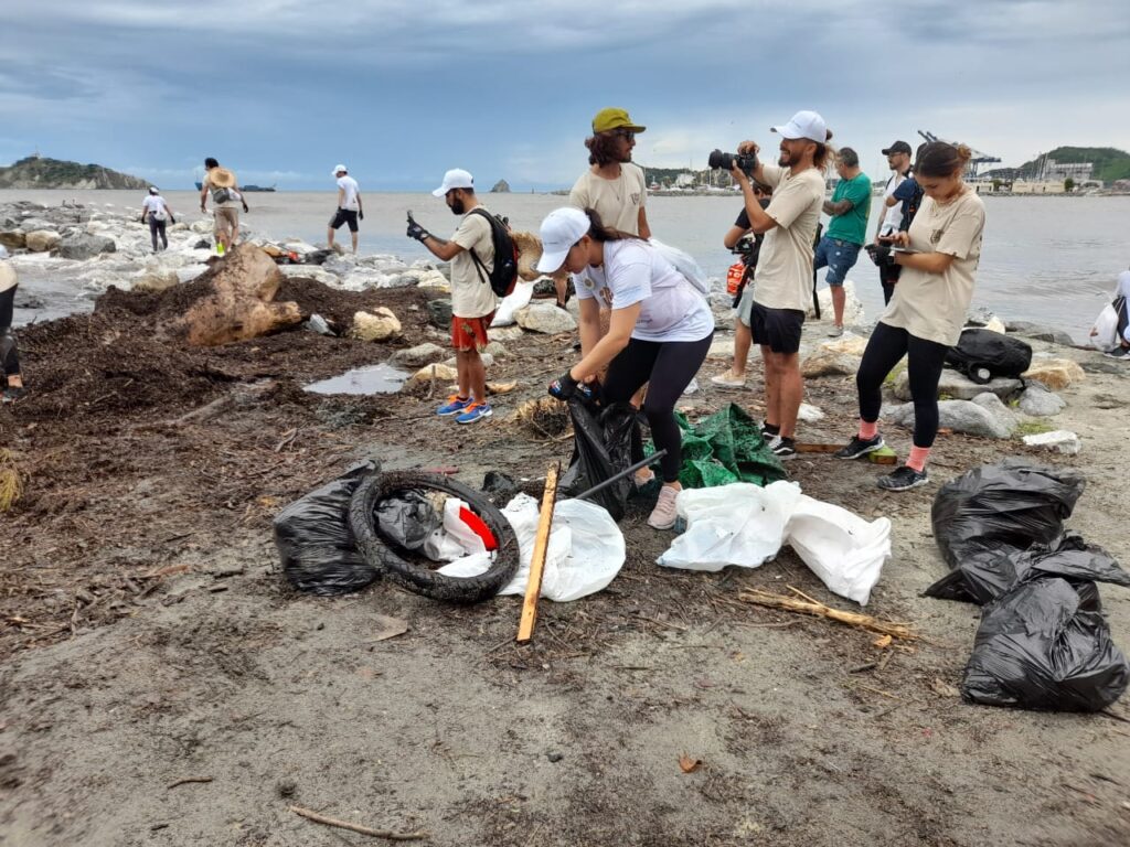 Jornada de limpieza en la playa Los Cocos