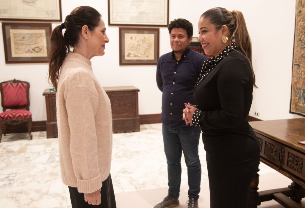 La presidenta del Parlamento Vasco y Norma Vera Salazar