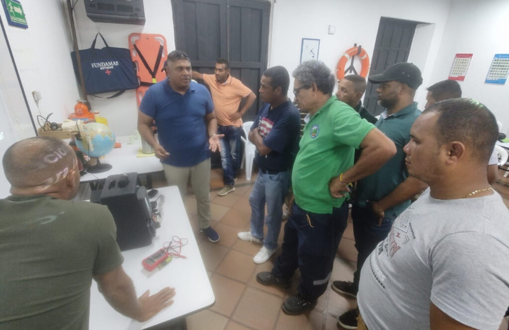 Expescadores del Parque Tayrona formandose como motorista costanero