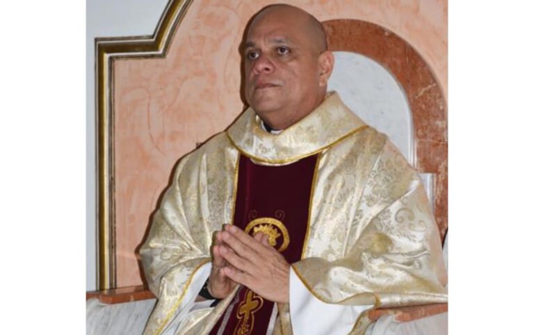 Cura José Ordóñez se quita la sotana para ser alcalde de Santa Marta