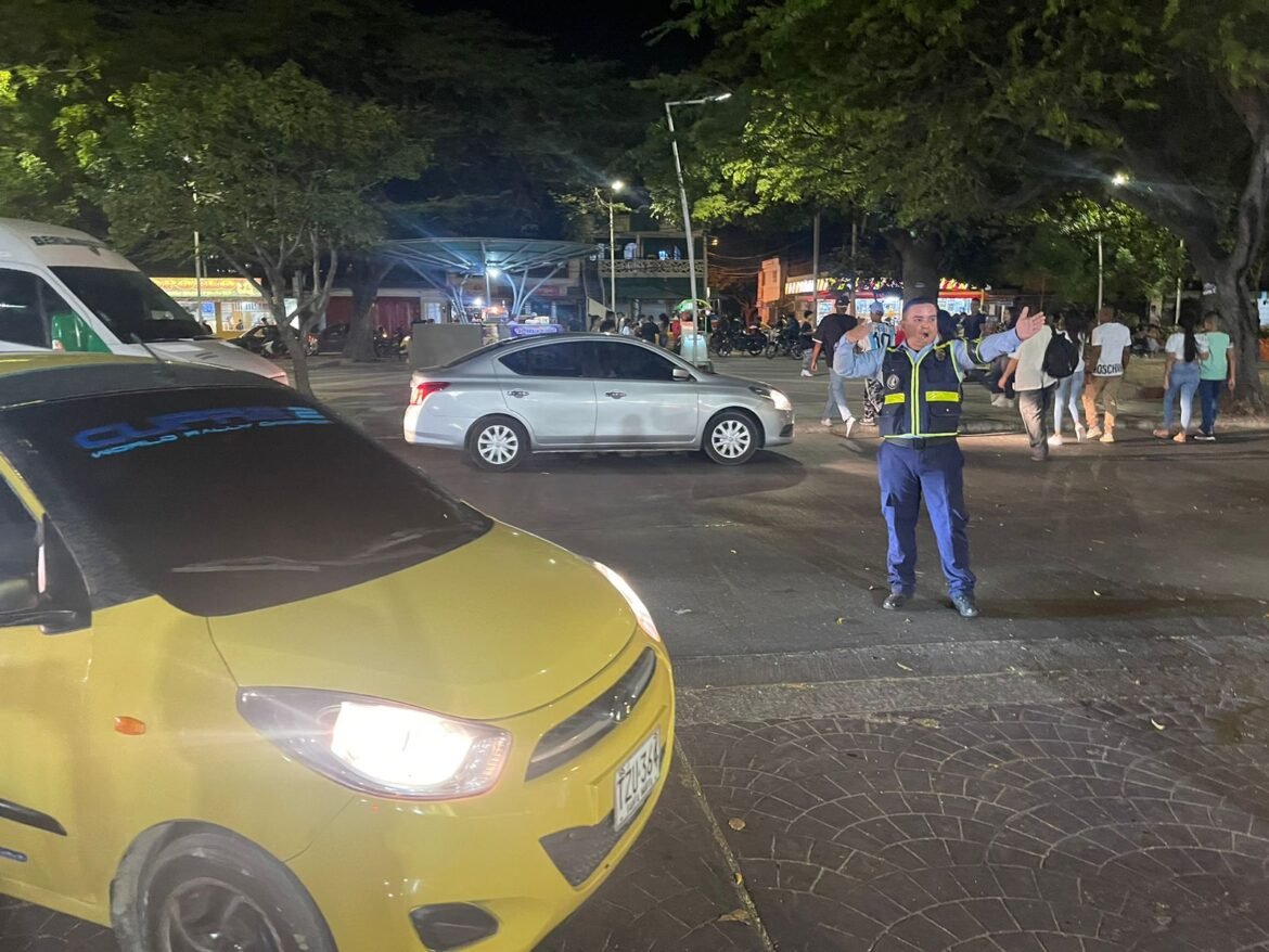 AGENTE DE TRANSITO REGULANDO EN EL SECTOR