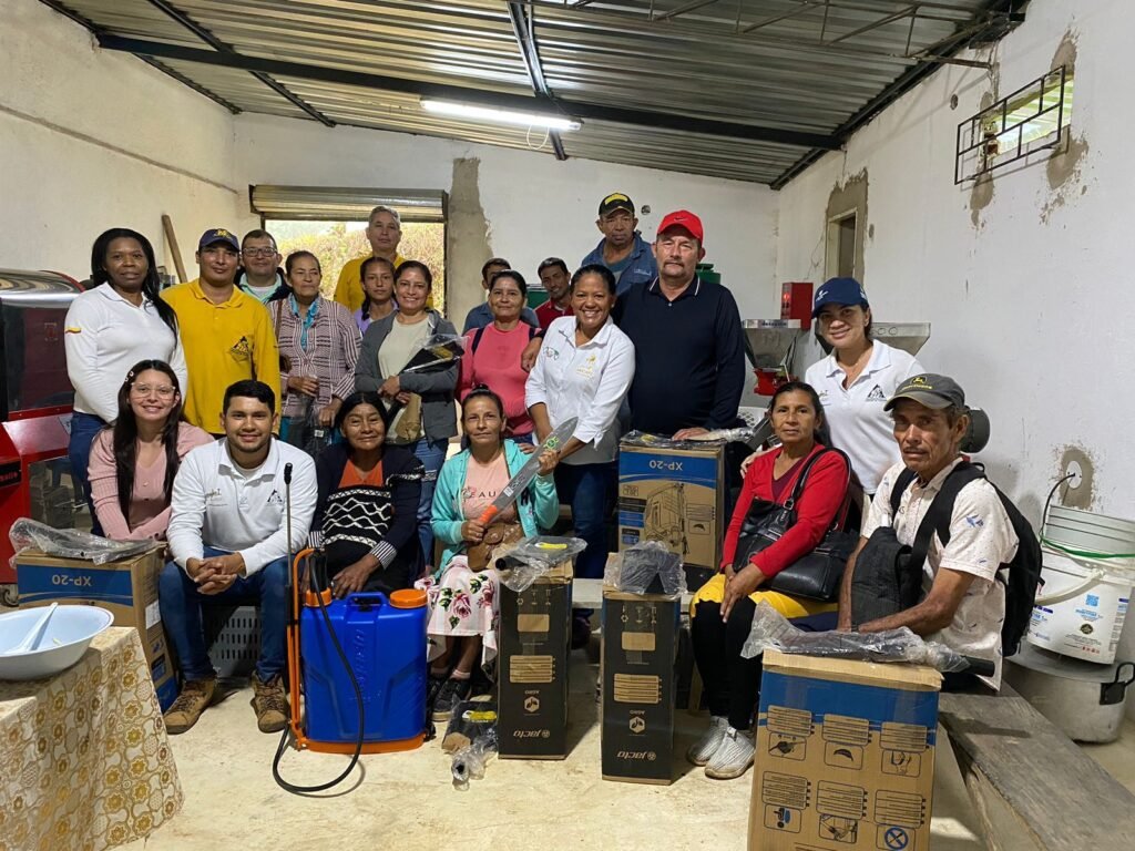 Corpamag y comité de cafeteros entregan insumos a familias campesinas