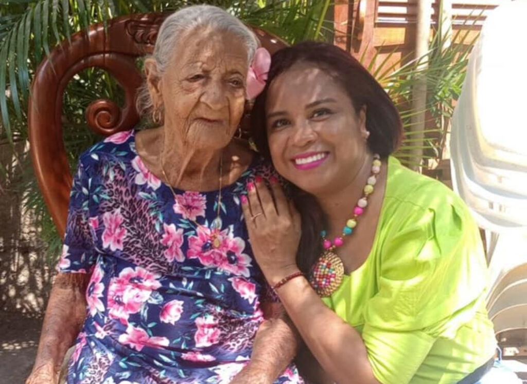 Mama Rita junto a su Nieta Rosa Maria