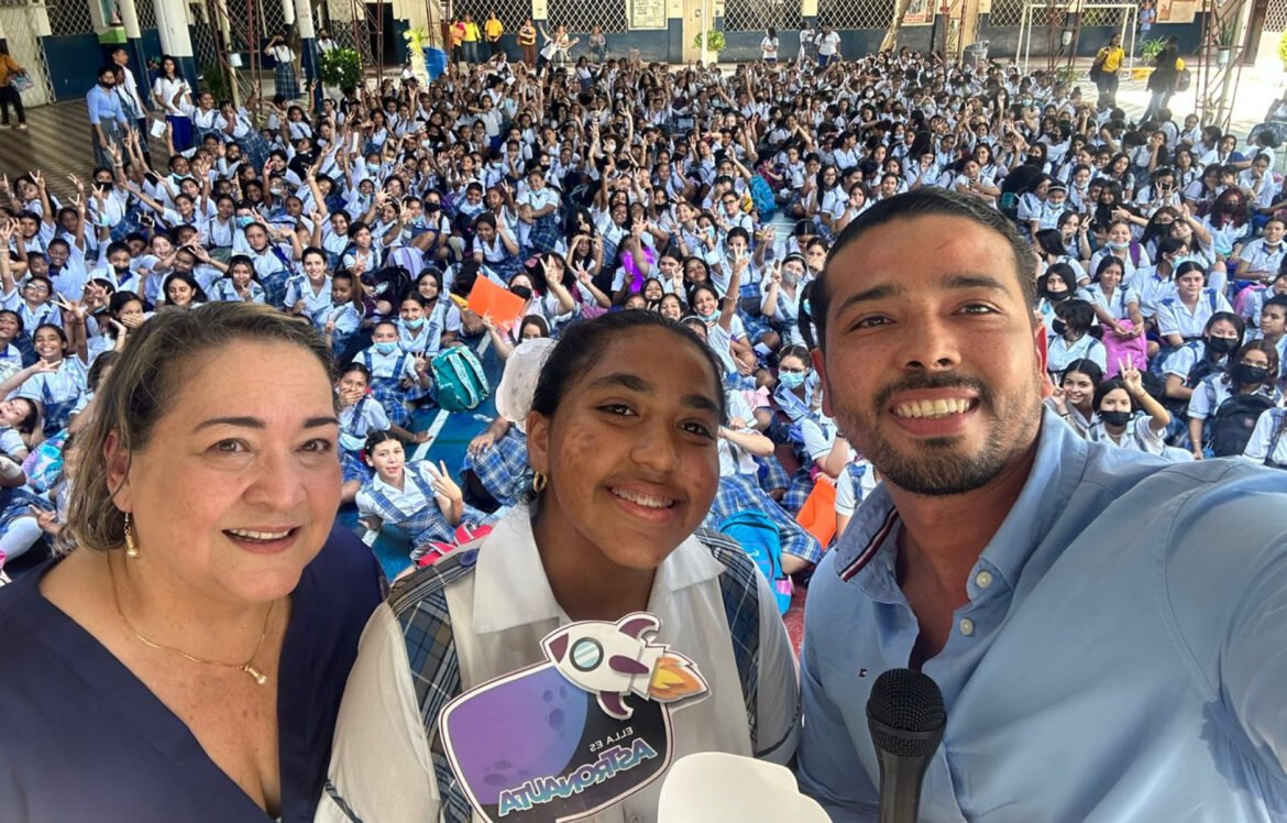 Reyes Ceballos, rectora del Laura Vicuña, Alicia Moreno y Javier Quintero Fragozo.
