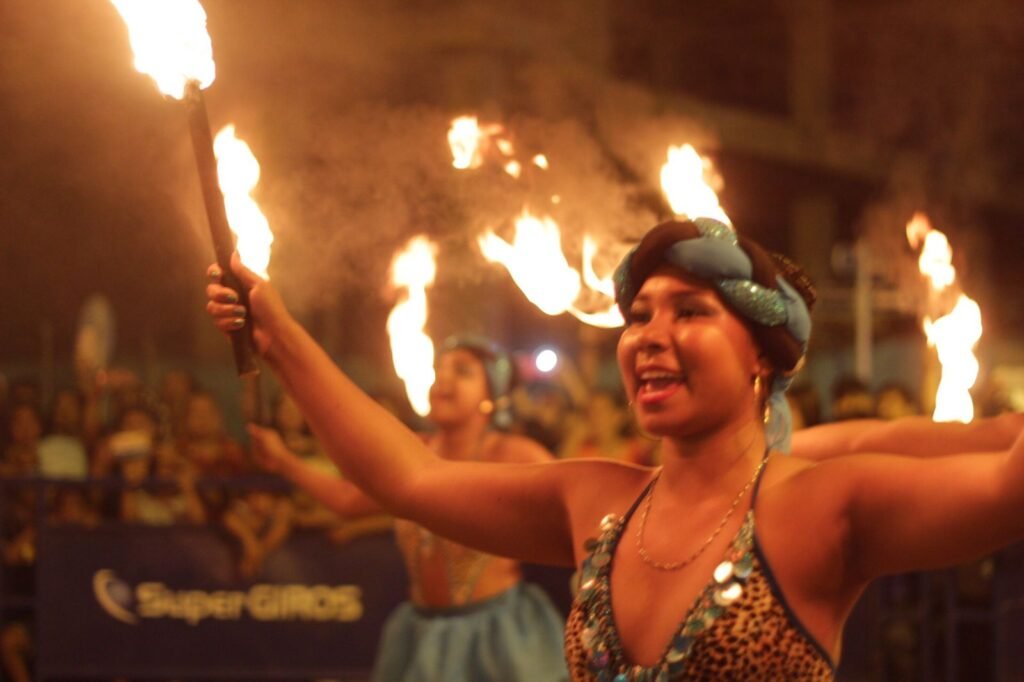 ¿Cuál es la oferta cultural y artística de Santa Marta para los visitantes?