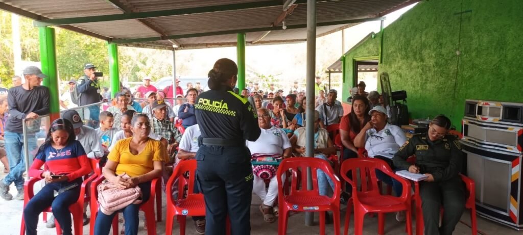 Coronel Adriana Paz les dio ‘sopa y seco’ a padres de familias samarias
