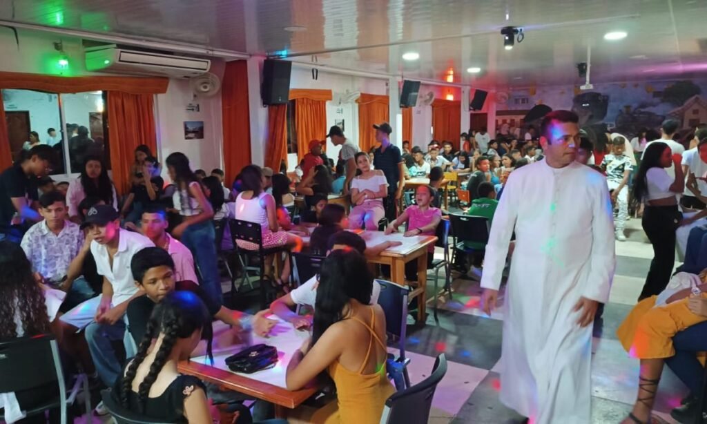Evangelizar, ¿en las discotecas? Un cura en Aracataca lo está haciendo