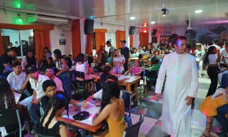 Evangelizar, ¿en las discotecas? Un cura en Aracataca lo está haciendo