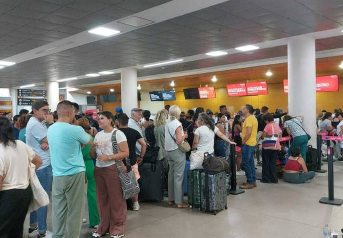 Turistas afectados por Viva y Ultra Air