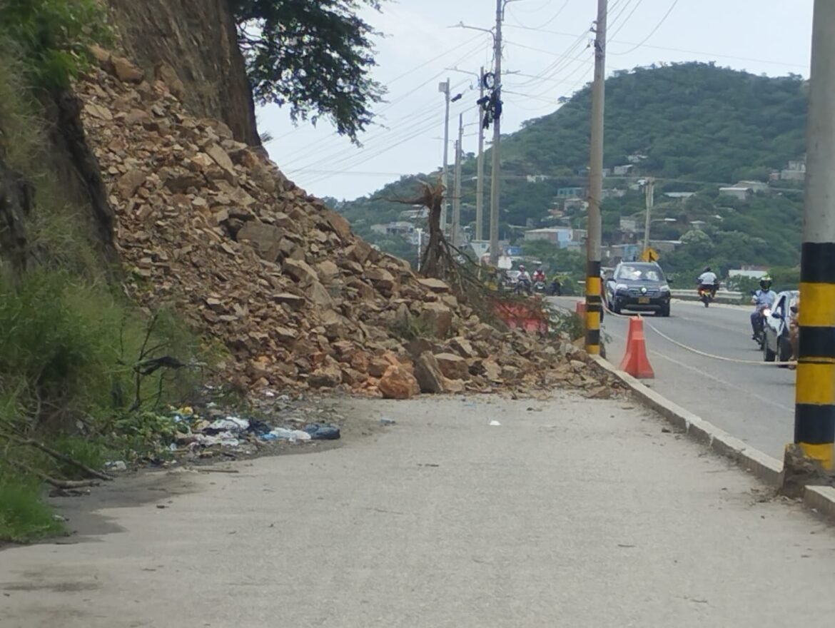 Derrumbes de roca en la Vía Alterna en Santa Marta