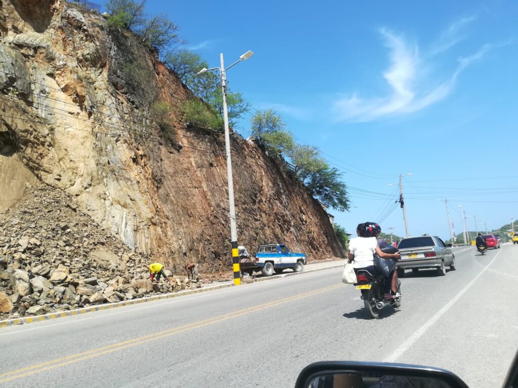 Imagenes del mes de mayo 2023 de derrumbes en la Via Alterna en Santa Marta