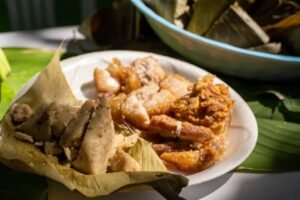 Bollo tres punta con chicharron de cerdo