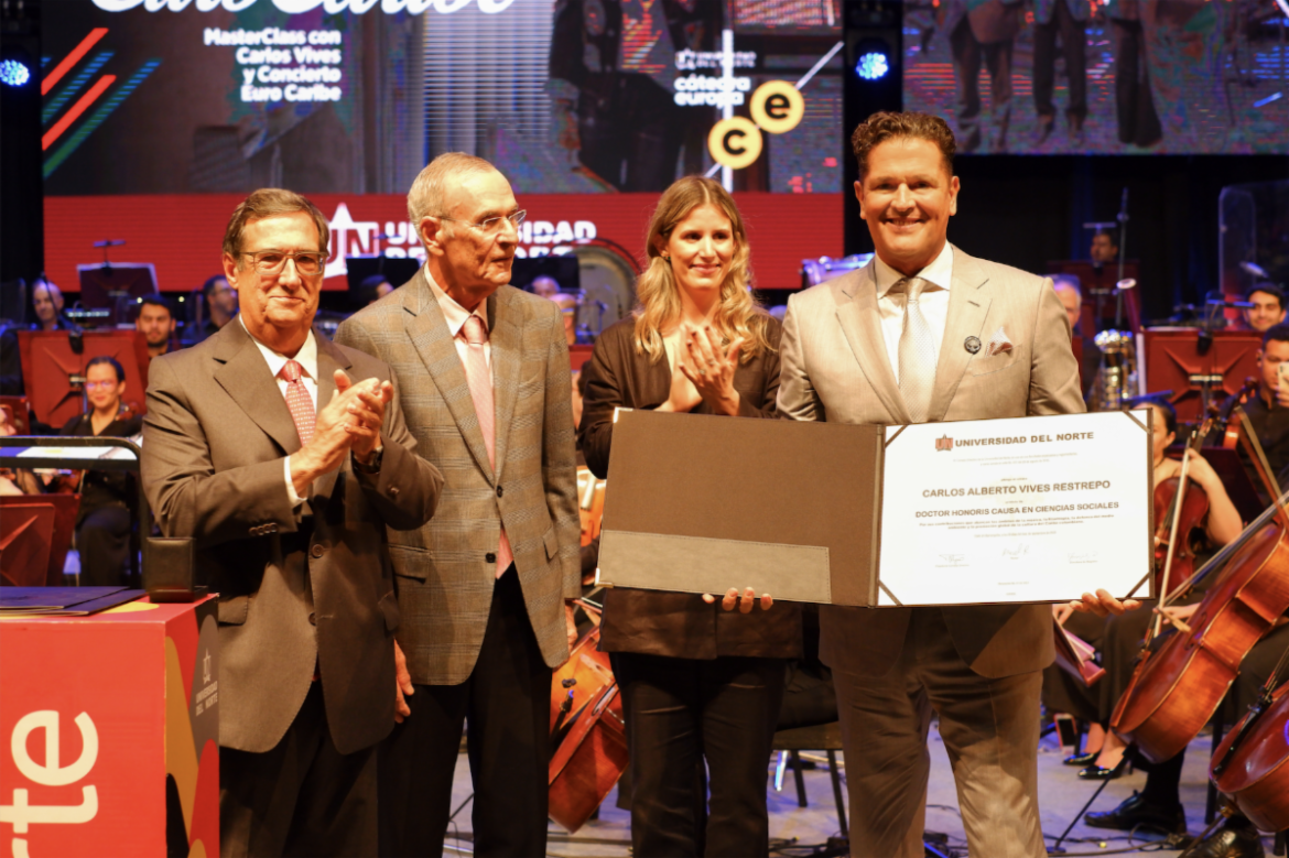 Carlos Vives con su doctorado Honoris Causa