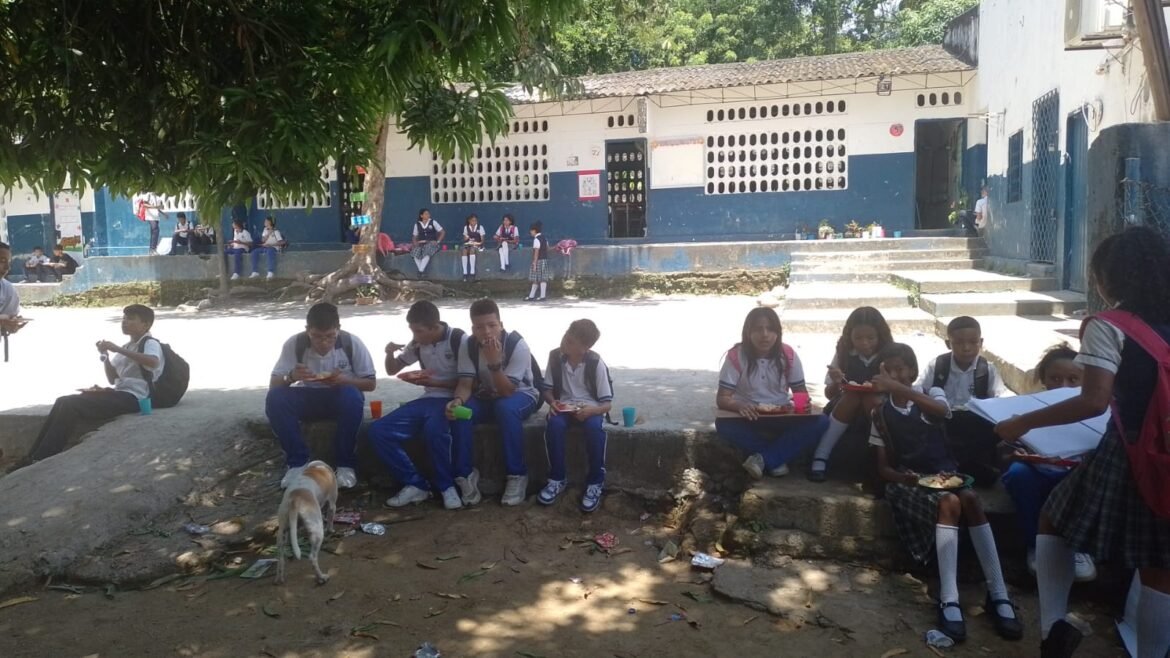 Estudiantes comen en el piso