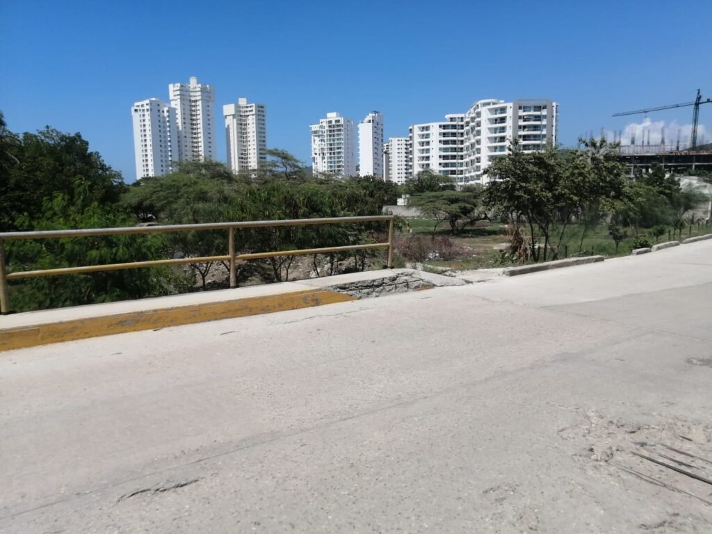 Habitantes de El Rodadero lanzan alerta por el puente de avenida Tamacá