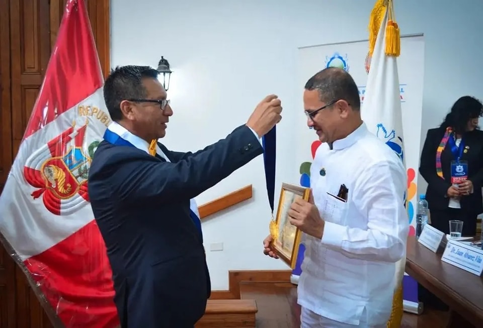 el docente sergista recibio un certificado una medalla y un pin que lo acredita como Embajador para la Paz