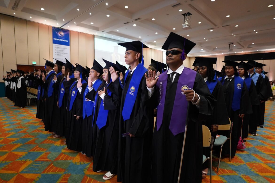 estudiantes con discapacidad se gradúan como profesionales