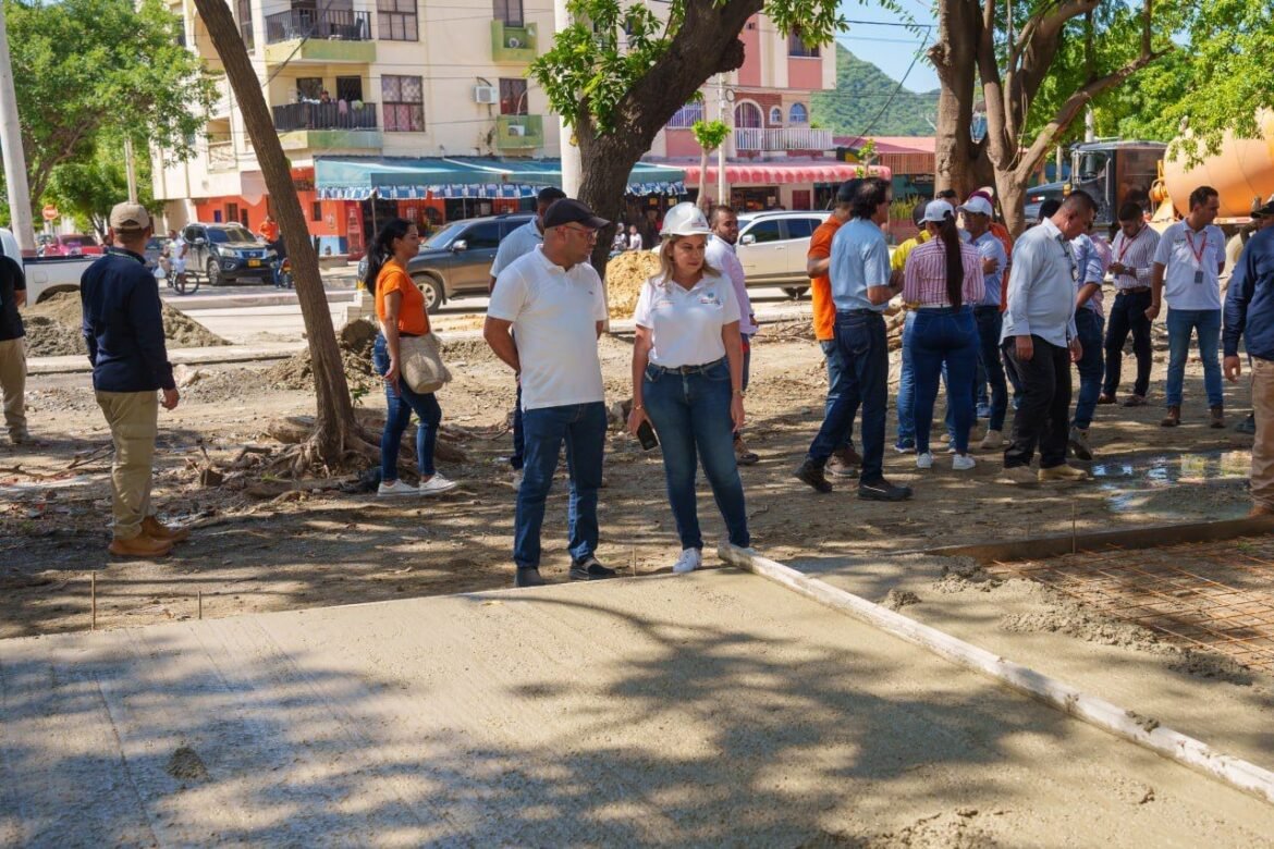 Alcaldesa Virna supervisando la obra de la calle 30