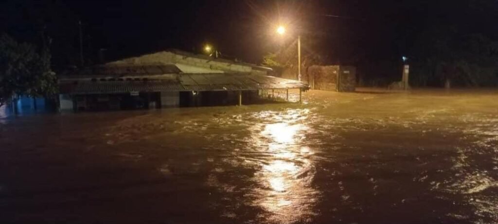 Zoneros no saben a quién más ponerle velas para detener inundaciones