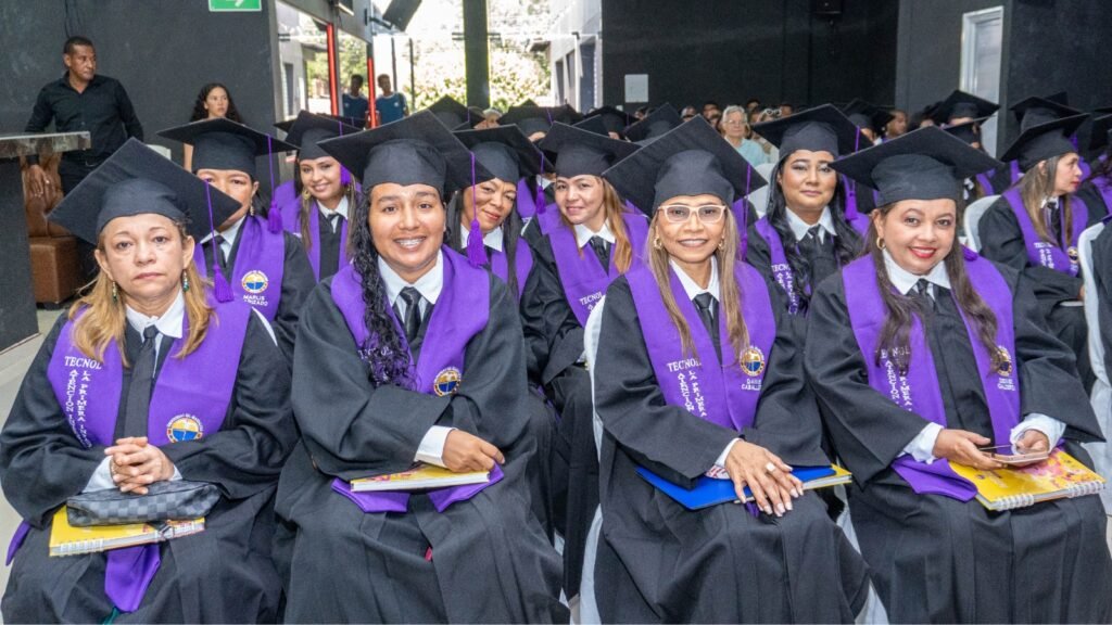 47 madres comunitarias se gradúan como tecnólogas en la Unimagdalena