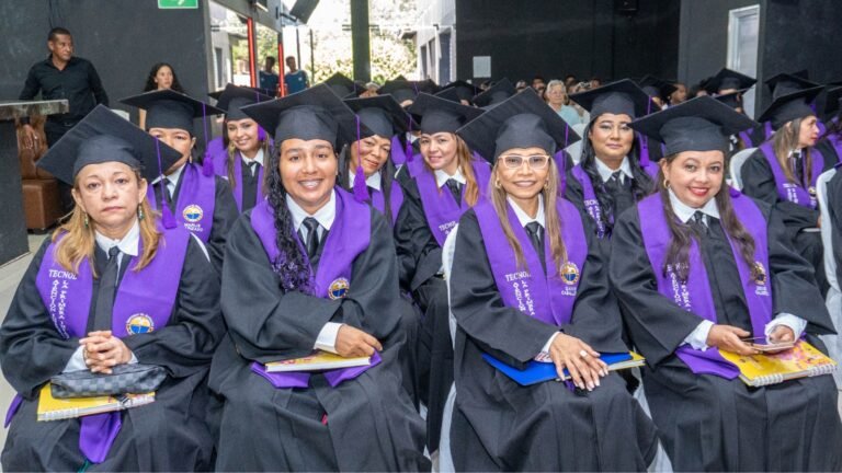 47 madres comunitarias se gradúan como tecnólogas en la Unimagdalena