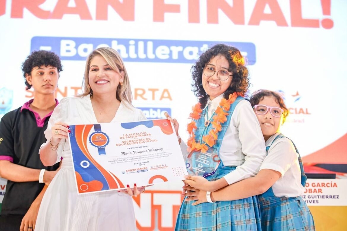 Virna Jhonson y una estudiante con el mejor icfes