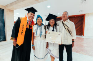 Maria Alejandra Zapata Izquierdo graduada de Antropologia acompanada del rector Pablo Vera Salazar y sus abuelos Tirsa Arias y Luis Izquierdo. 1