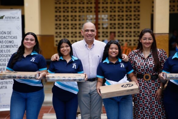 Alcalde de Santa Marta entregó computadores en Colegios púbicos de Santa Marta
