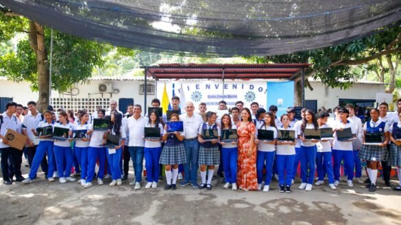 Alcalde de Santa Marta impulsa la inclusión tecnológica con entrega de computadores