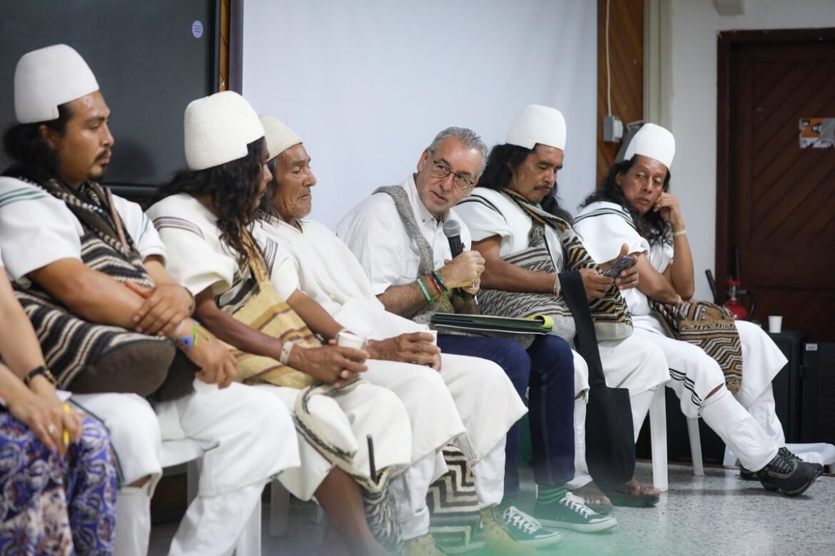 Indigenas de la sierra nevada de santa marta Indígenas de la Sierra Nevada de Santa Marta reunidos con representantes del SENA.