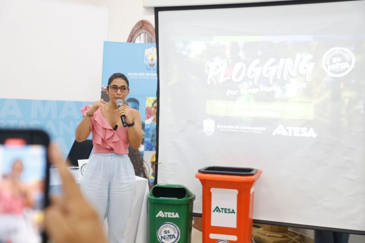 Participantes del Plogging Santa Marta 2024 combinan ejercicio y limpieza.