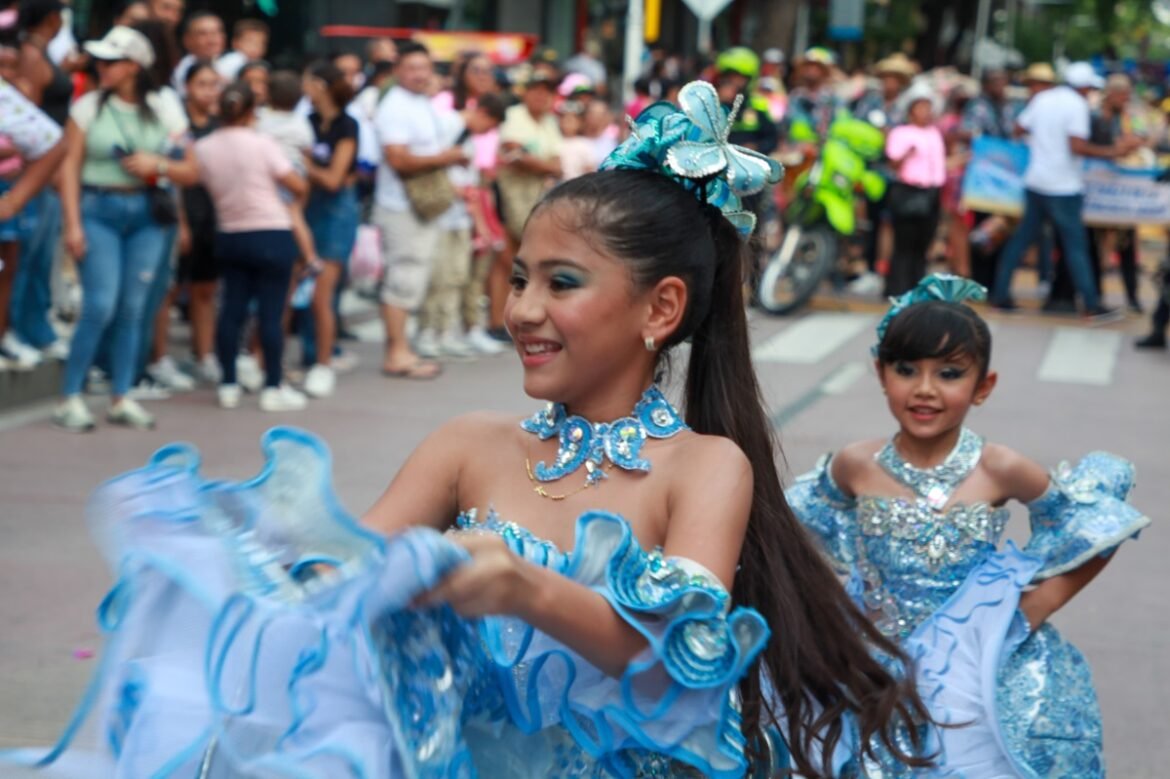 Desfile Folclórico Infantil En un evento sin precedentes, 90 grupos de niños participaron en el Desfile Folclórico Infantil de la Fiesta del Mar