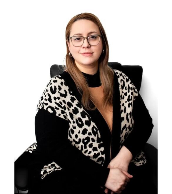 Amelia Cotes, exdirectora de Asuntos Religiosos en el Ministerio del Interior, enfrenta una serie de dificultades tras ser despedida mientras atravesaba una licencia de maternidad.