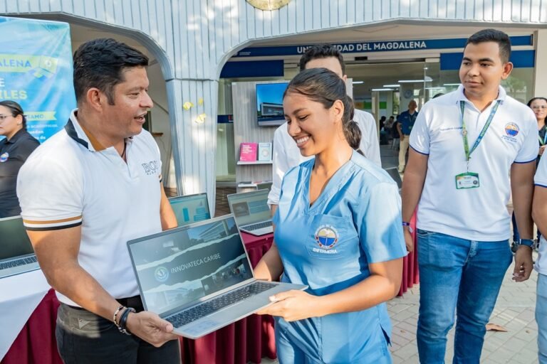 Entregan 200 computadores portátiles a la Biblioteca German Bula Meyer