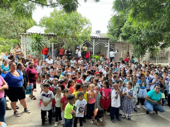 Iniciativa  de entrega de kits escolares a 300 niños de la I.E.D. Ondas del Caribe, sede N°5 por la Fundación EcoPlaya y el grupo Nutresa.