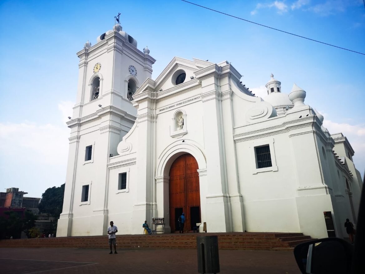 Catedral de Santa Marta La Catedral de Santa Marta, una de las más antiguas de América, ha sido testigo de importantes momentos históricos.