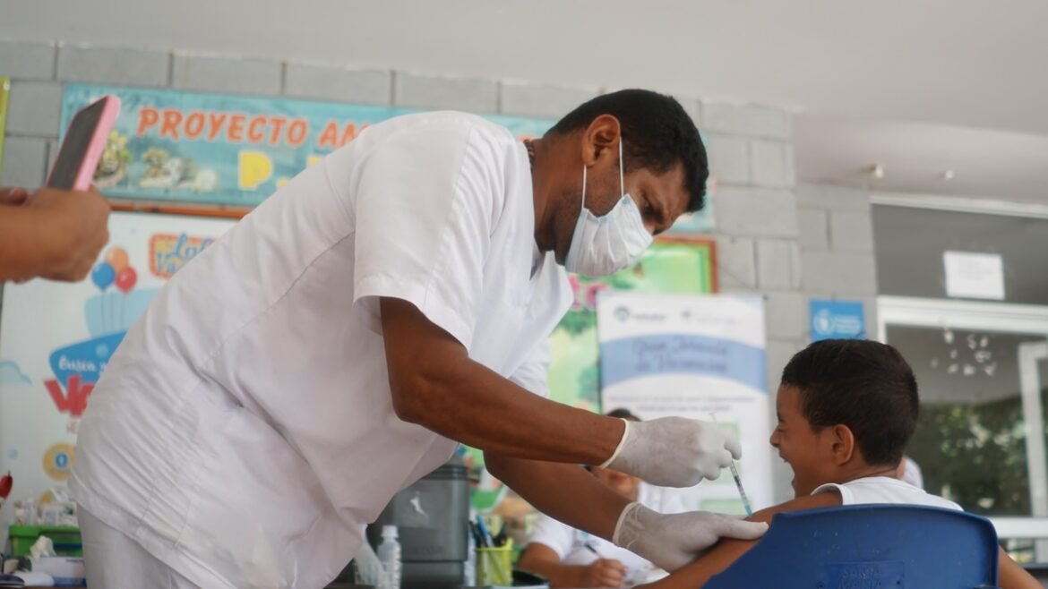 Jornada de vacucnación en Santa Marta La jornada de vacunación en Santa Marta se está desarrollando en diferentes barrios de la ciudad.